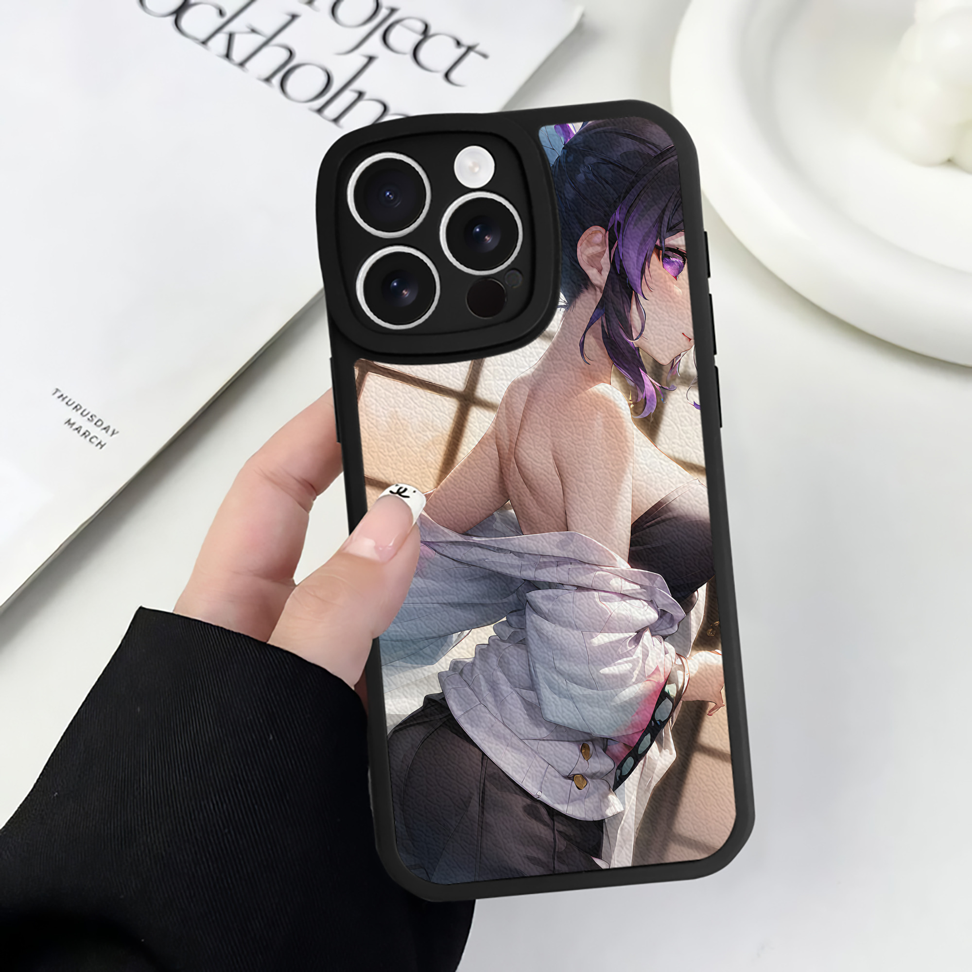 （画像用） 鬼滅の刃（きめつのやいば）蟲柱-胡蝶 しのぶ／こちょう しのぶ Kochou Shinobu 【iPhone 16シリーズ対応】シリコンスマホケース（レザー調） 材質：シリコン